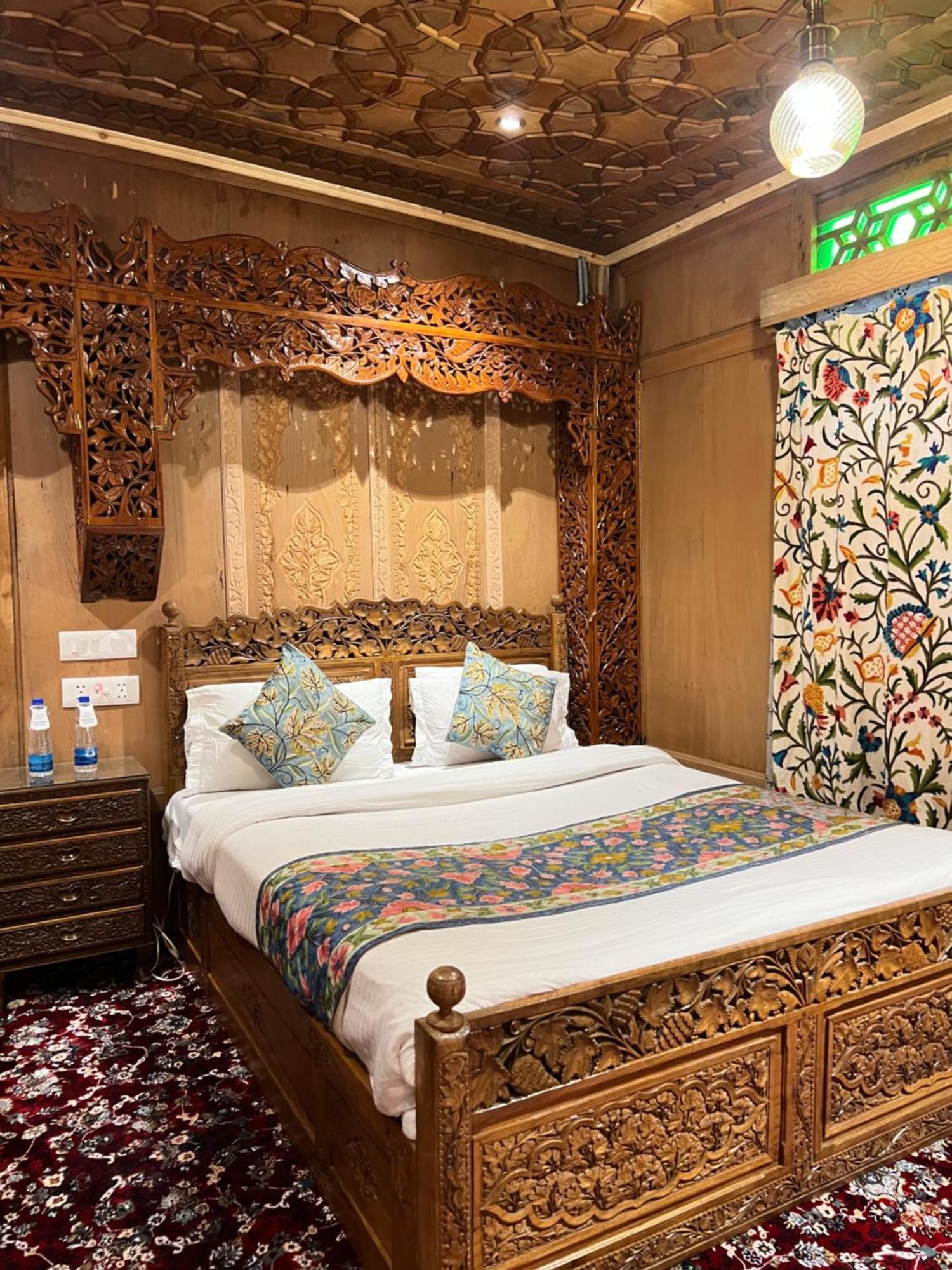 Young Bombay Premium Heritage Houseboat Srīnagar エクステリア 写真
