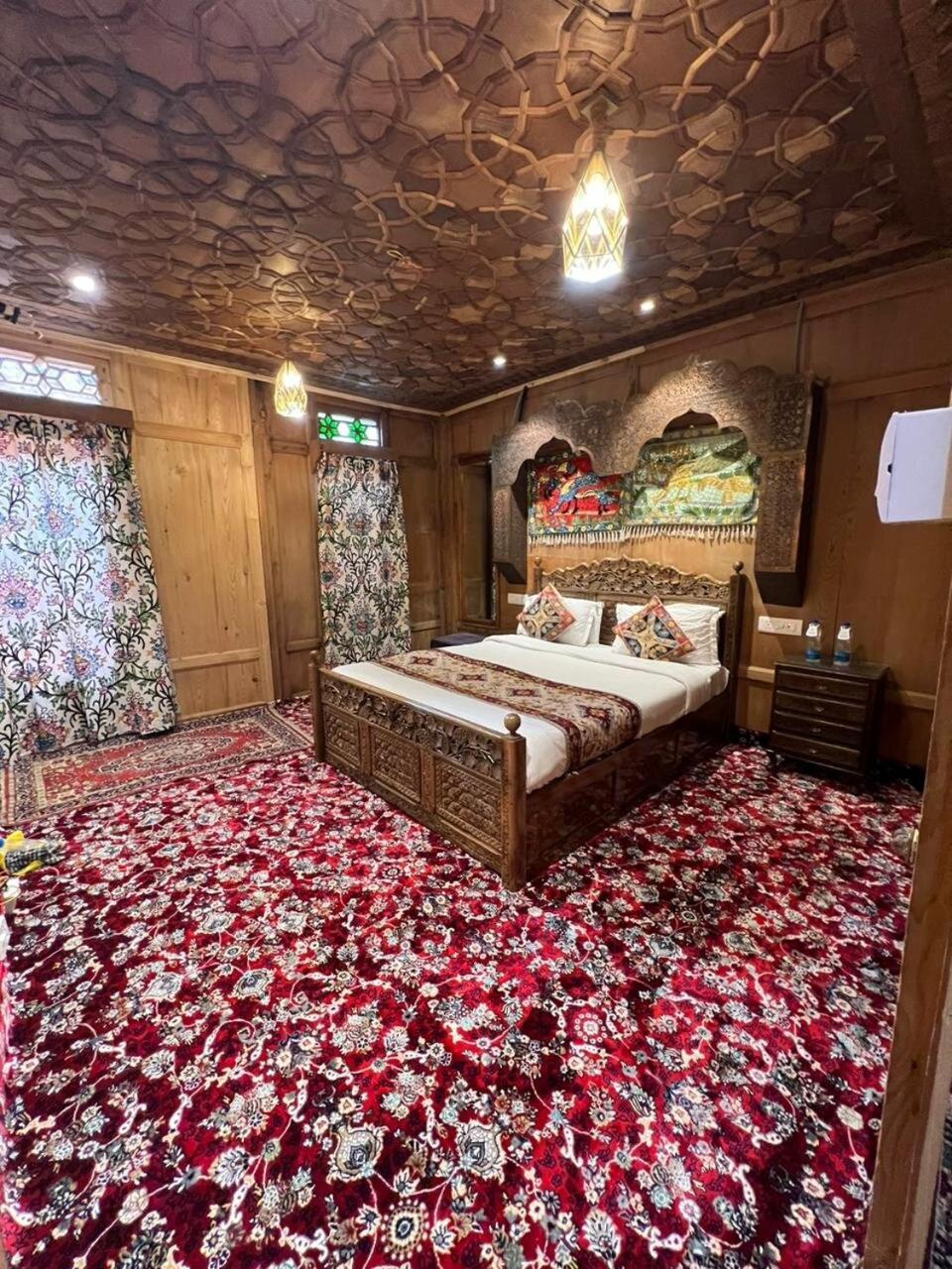 Young Bombay Premium Heritage Houseboat Srīnagar エクステリア 写真