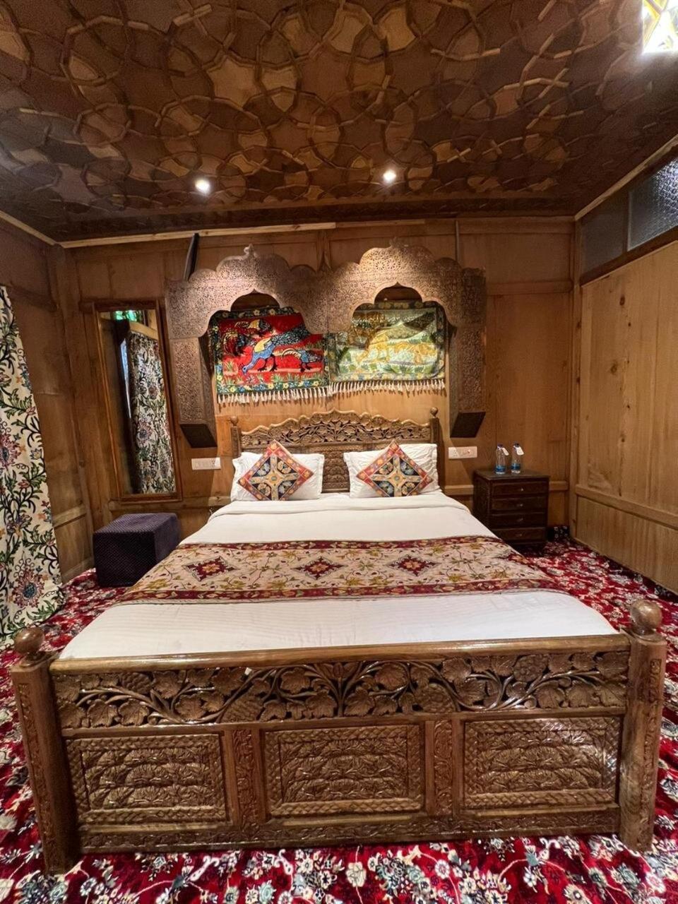 Young Bombay Premium Heritage Houseboat Srīnagar エクステリア 写真