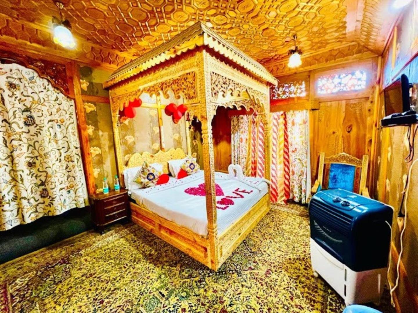 Young Bombay Premium Heritage Houseboat Srīnagar エクステリア 写真